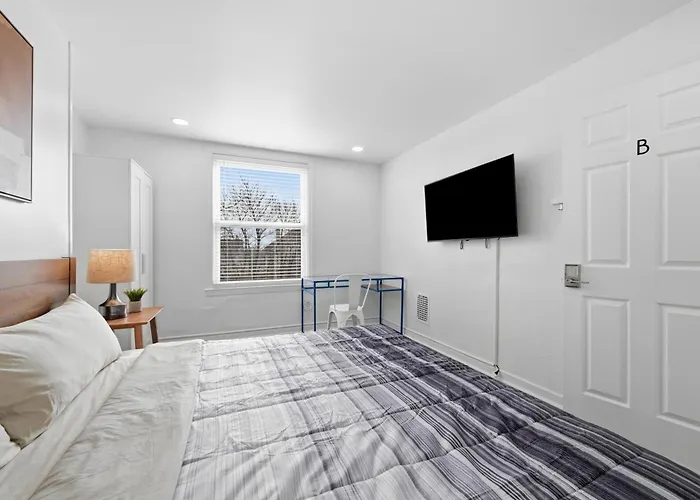 Dormont, !b Modern And Spacious Private Bedroom With Shared Bathroom Homestay
