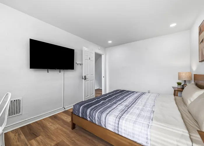 Homestay Dormont, !b Modern And Spacious Private Bedroom With Shared Bathroom