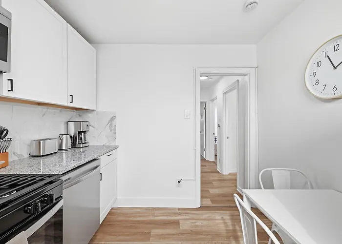 Dormont, !b Modern And Spacious Private Bedroom With Shared Bathroom Homestay