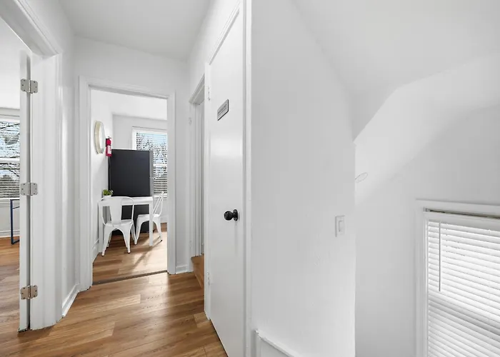 Homestay Dormont, !b Modern And Spacious Private Bedroom With Shared Bathroom
