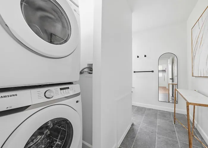 Homestay Dormont, !b Modern And Spacious Private Bedroom With Shared Bathroom *